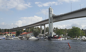 Suuri silta, jonka taustalla näkyy rakennuksia ja veneitä