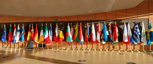 EU-jäsenmaiden liput rivissä.
