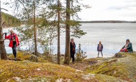 Ihmekollektiivin jäsenet ulkokuvassa.