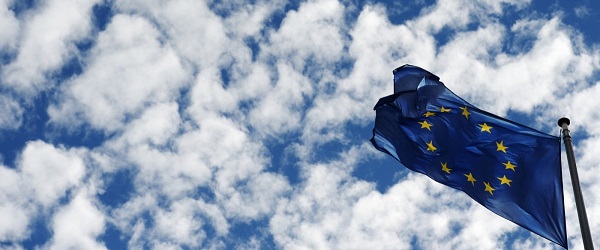EU-lippu liehuu taivasta vasten.