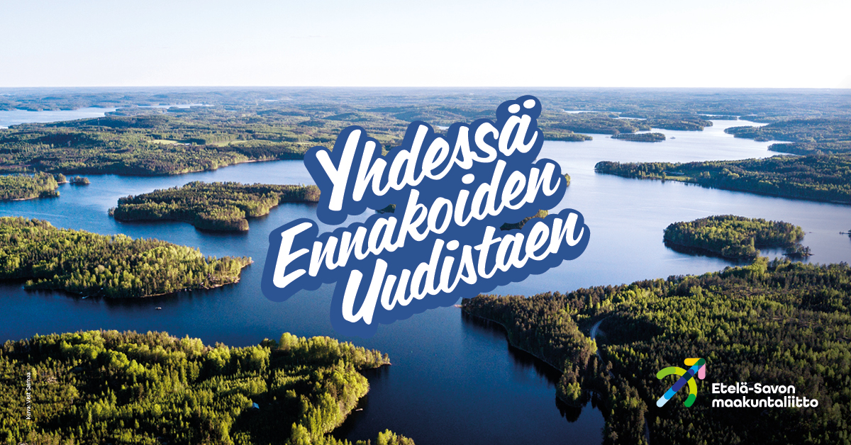 Yhdessä, ennakoiden, uudistaen-tekstillä banneri, jossa ilmakuva Saimaalta. Metsää ja järviä.