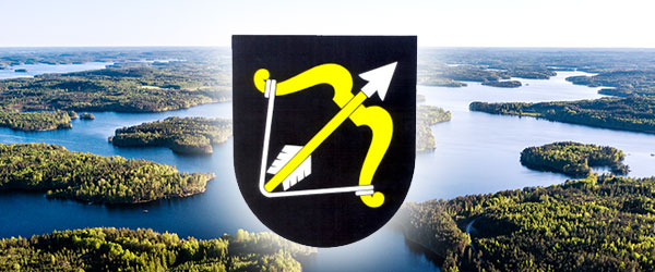 Etelä-Savon vaakuna vasten Saimaan maisemaa ilmakuvana.