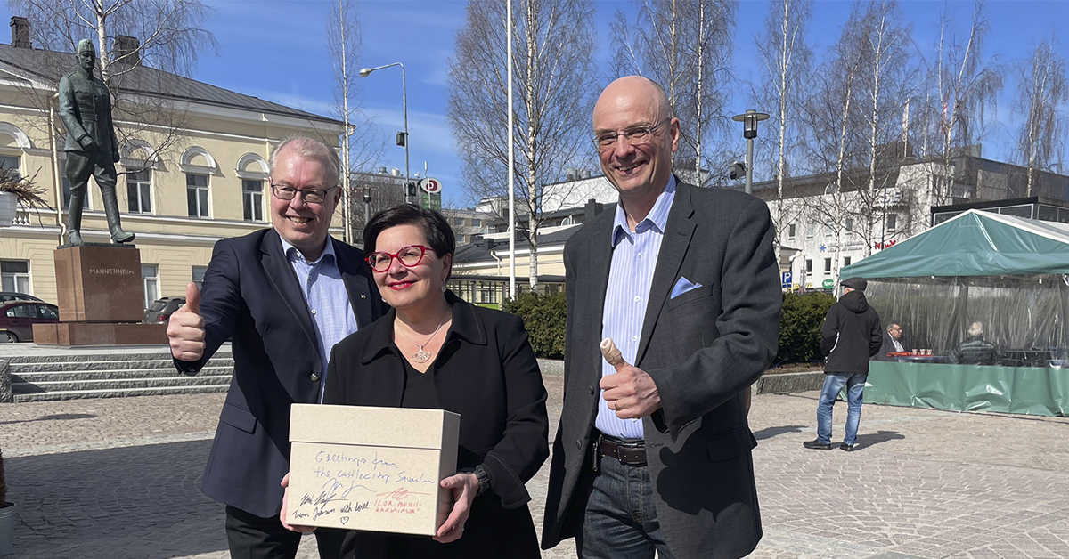 Hankejohtaja Sari Kaasinen luovutti kirjan maakuntajohtaja Pentti Mäkiselle ja kaupunginjohtaja Timo Haloselle.