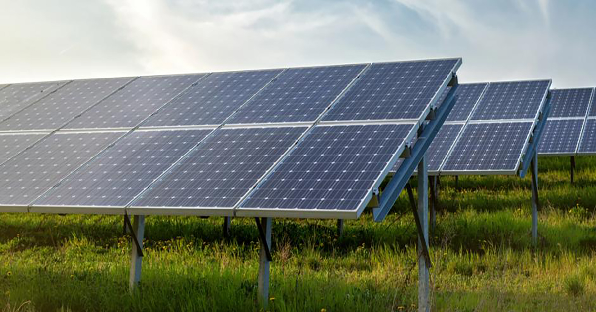 Vuosi 2022 on ollut Etelä-Savon aurinkoenergiainvestointien kannalta erinomainen ja aurinkopaneelien kysyntä on kasvanut kahdeksankertaiseksi. Sulkavalle, Hirvensalmelle, Juvalla ja Pertunmaalle nousee suuria aurinkosähköpuistoja seuraavien vuosien aikana. 