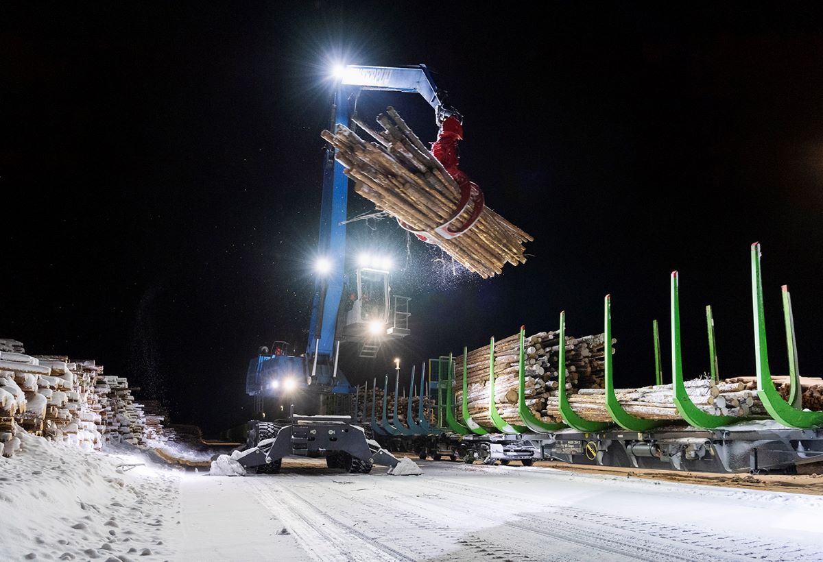 Kuvassa metsäkone ja puunkorjuuta talvella.