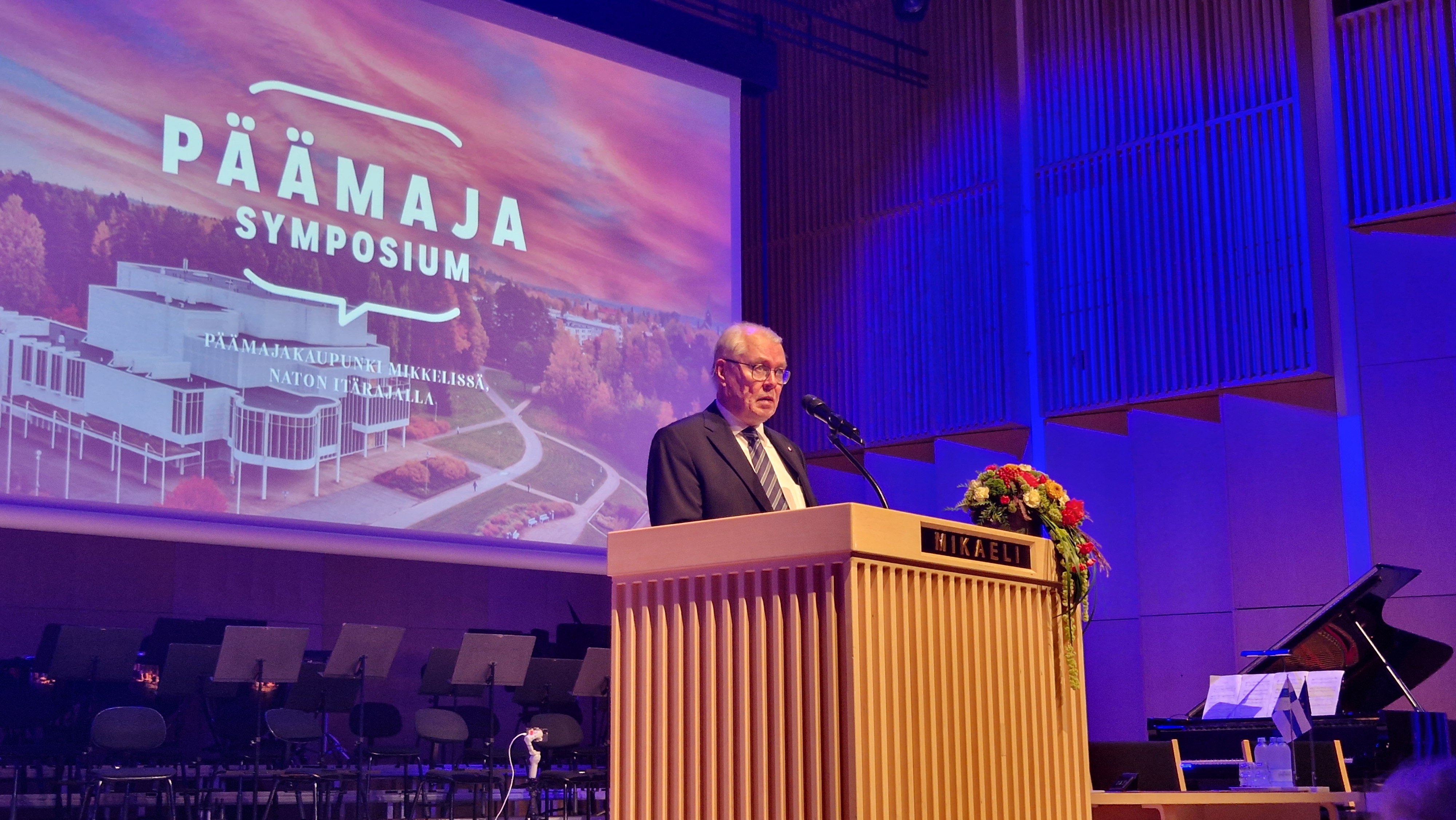 Maakuntajohtaja Pentti Mäkinen kongressitalo Mikaelin salissa.