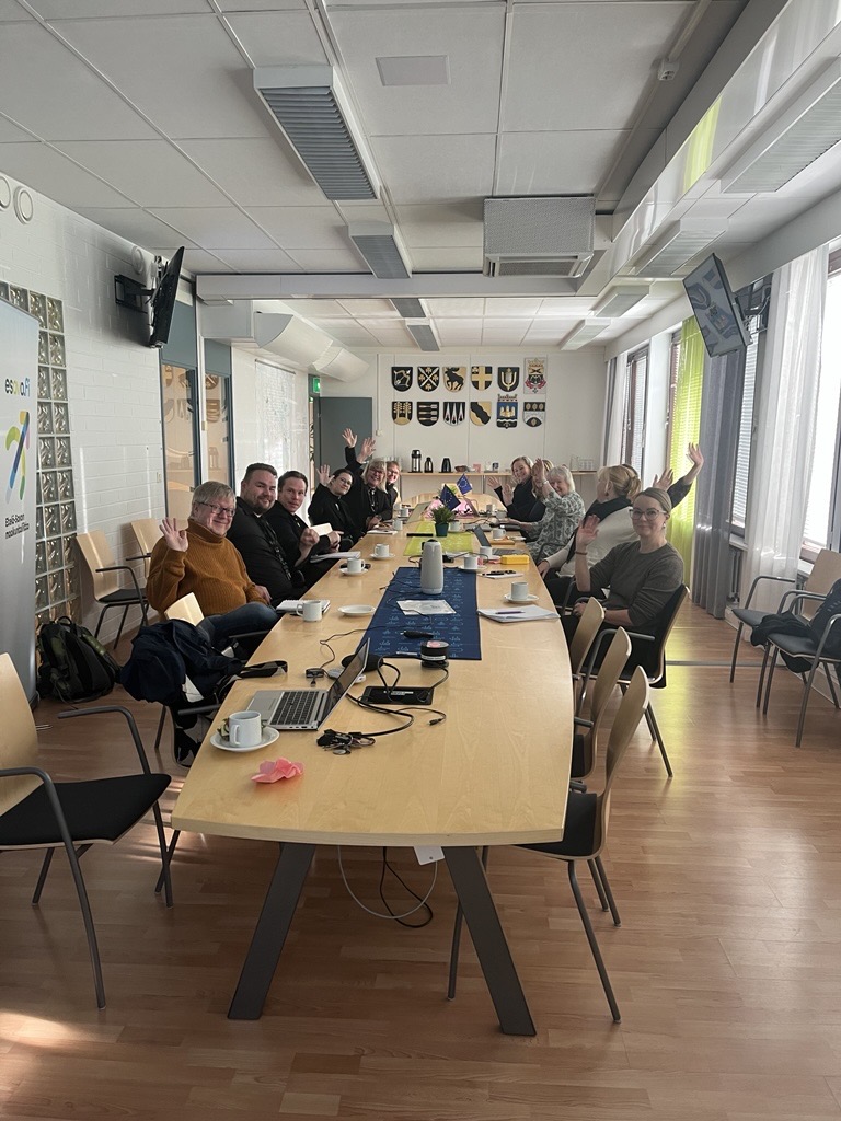 Finnsight-tapahtuman kisakatsomon osallistujia maakuntaliiton Saimaa-neuvotteluhuoneessa.