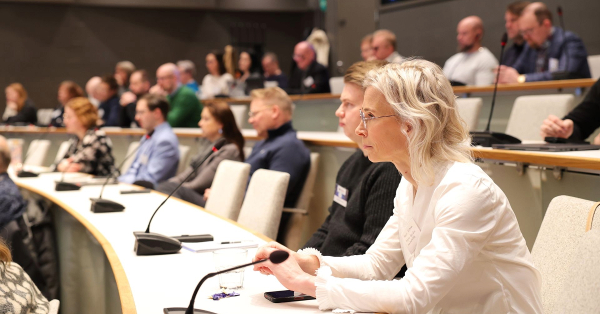 Kokoussalissa ihmisiä osallistumassa kick start-tilaisuuteen.