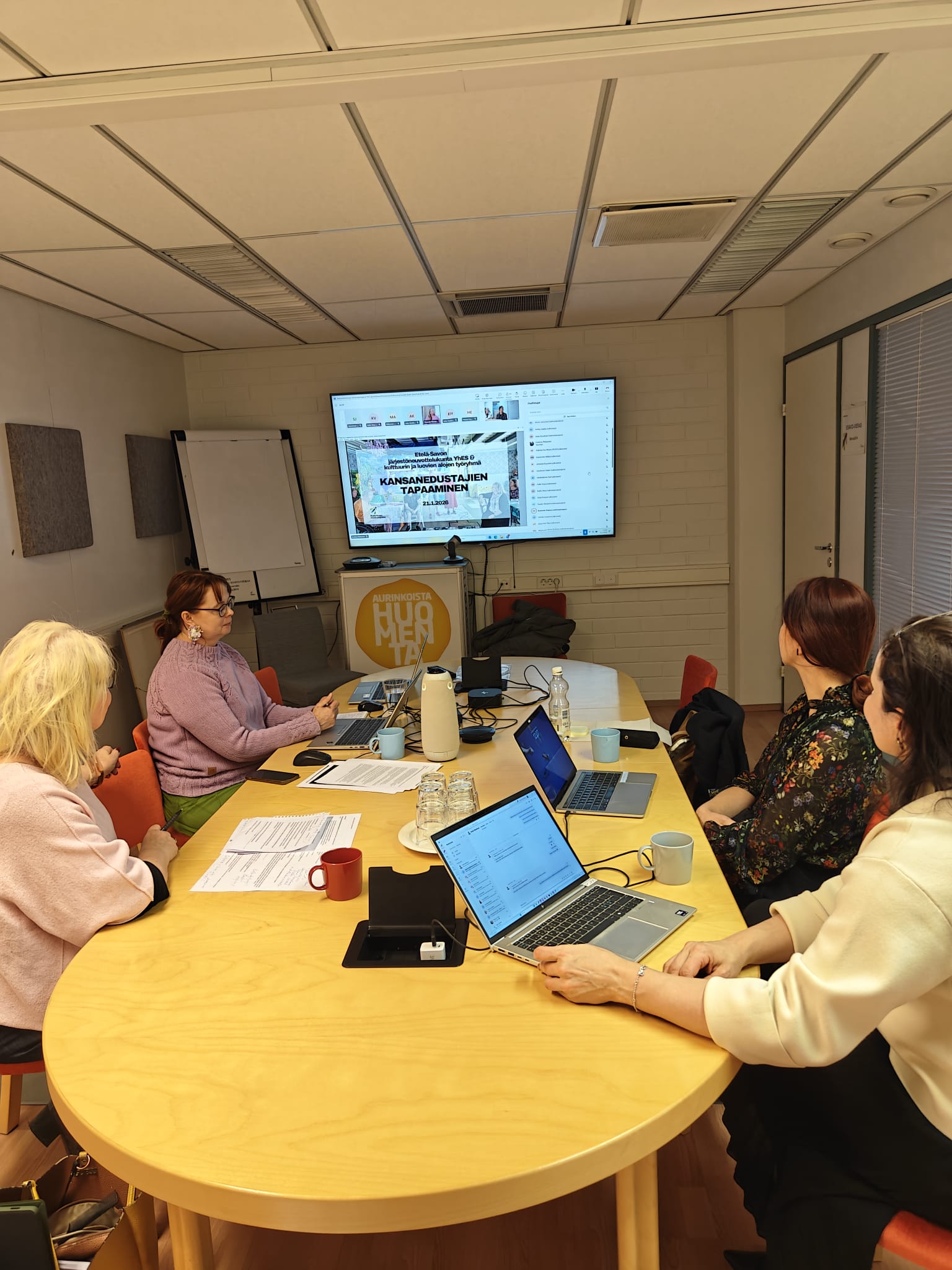 Ihmisiä neuvottelupöydän ääressä maakuntaliitossa.