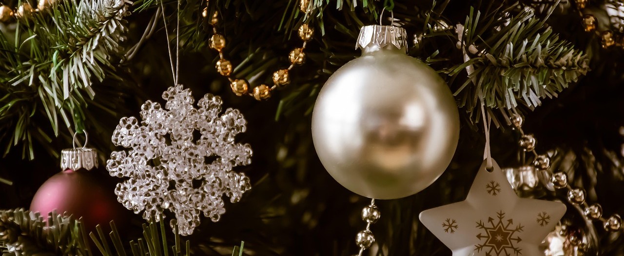 Joulukoristeita kuusessa